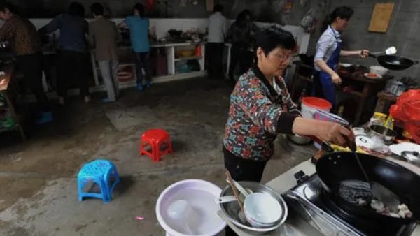 父母烧香拜佛、送饭到门,中国考生家长陪读有多拼?