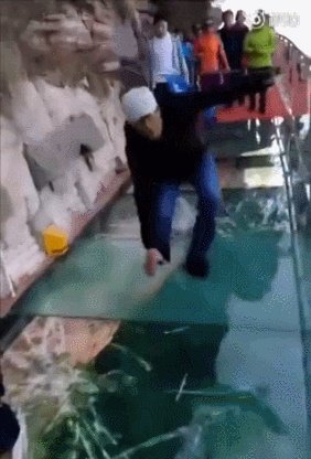 玻璃栈道碎裂特效吓坏游客是什么情况?