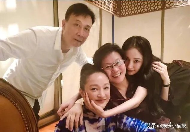 杨幂晒与周迅李少红的罕见合影,这三个娱乐圈女强人有什么缘分和交集?