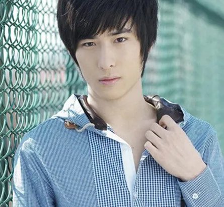 吴昊泽的女朋友图片到底有没有 微博达人饰正直记者受热捧