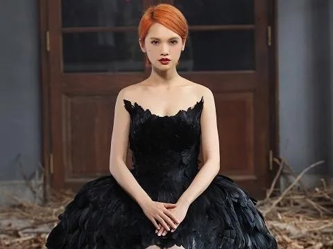 杨丞琳被李荣浩亲到脸变形娇羞可爱，她的少女感为何能保持十几年不变？