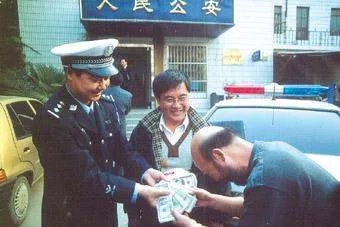 的哥捡到手机送还失主,却遭到殴打,施暴者是否该被严惩?