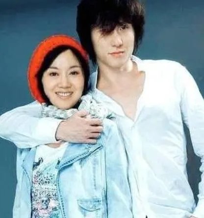 闫妮老公王玮是谁？  “佟掌柜”姐弟恋情曝光