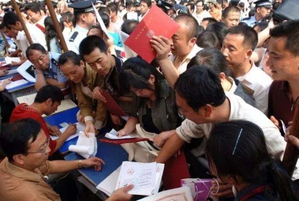 今年国考约61人竞争1个岗位,为何每年参加国考的人都这么多?