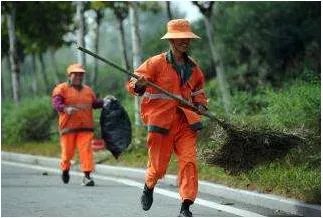 河源女子把17万现金藏卫生间垃圾桶。却被保洁员当垃圾扔了，责任该由谁来担？