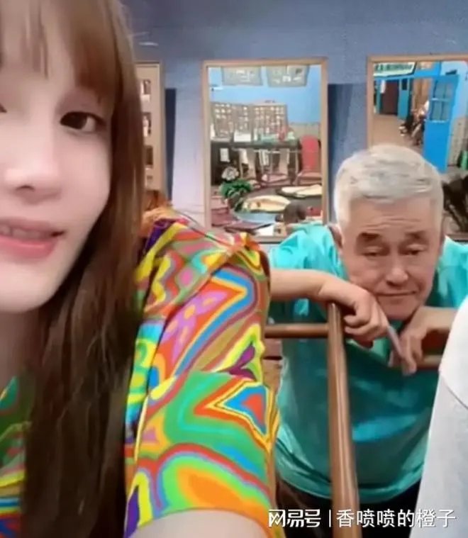 赵本山现身球球直播间，满头白发满脸疲惫，球球心疼落泪