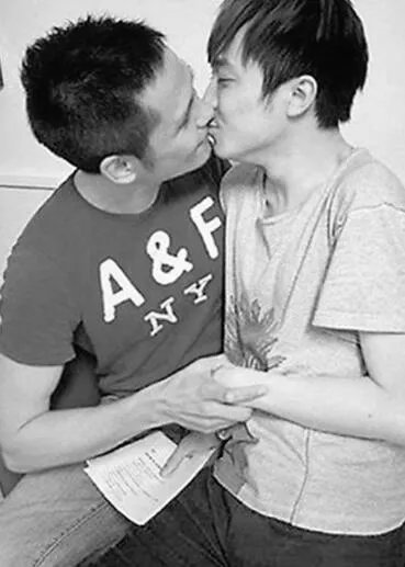 吴青峰出柜与男友亲密照曝光 7年无女友自称不是GAY