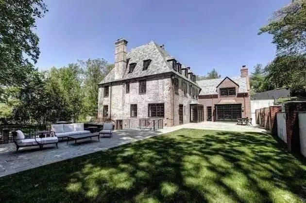 退休后的奥巴马,居然住这样的出租房,值得钦佩