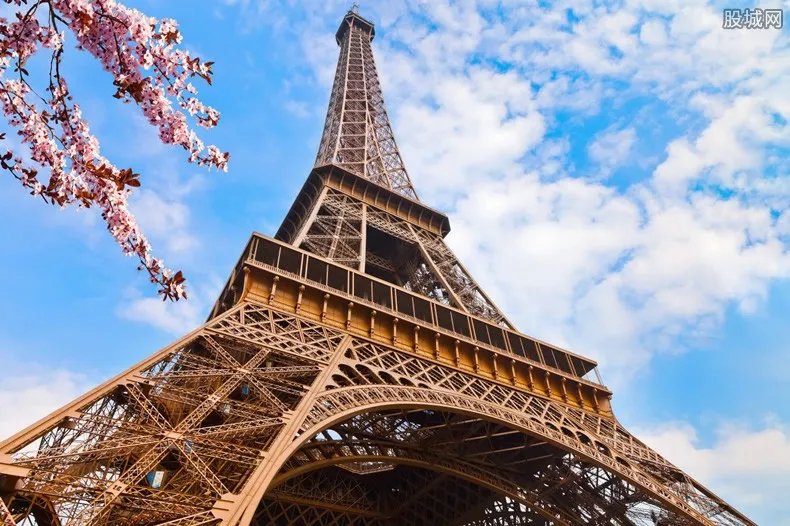 大量法国人赶在封城前离开巴黎 法国疫情很严重