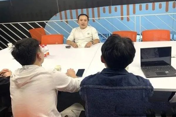 如何看待网络公司老板开饭馆给员工发工资一事？