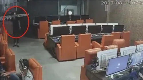 小偷打游戏时被抓 求饶称挂机会被举报