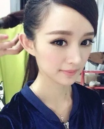 90后嫩模酷似杨幂 相似度高达95%令网友震惊