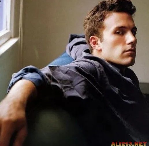 张亮热吻娇妻女网友“心碎了”盘点全球男神