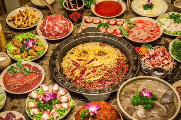 孩子向火锅里加棉花糖迎接爷爷，她这么做的原因是什么？