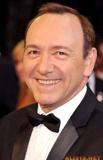 张亮热吻娇妻女网友“心碎了”盘点全球男神