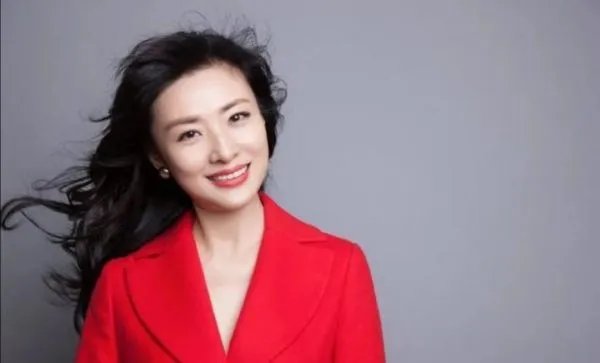 就周涛一秒上班杨澜一秒下班来讲,专业主持人的自我修养有多强?