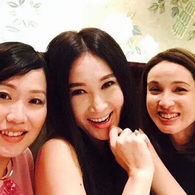 女星郑雪儿近况被曝光 携老公出席舞会自曝已结婚四年