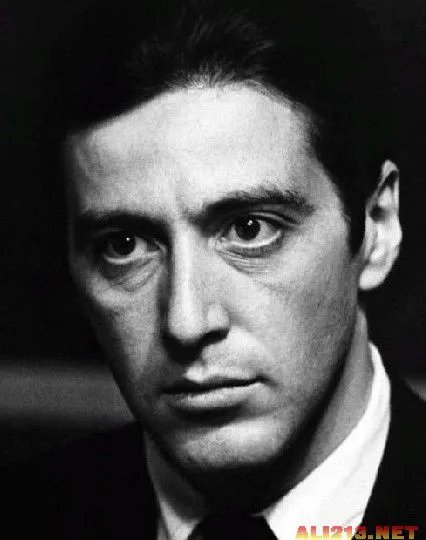 张亮热吻娇妻女网友“心碎了”盘点全球男神