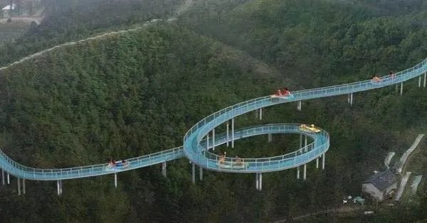 辽宁虎谷峡玻璃栈道发生事故造成了多少人员伤亡？