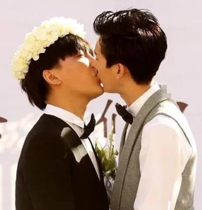 金朴俊与恋人张耘硕当众舌吻  结婚现场照片曝光