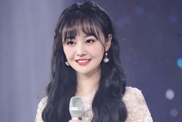 郑爽一元起拍自己的衣服，这些拍卖的衣服都是些什么来历？