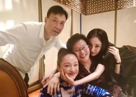 杨幂晒与周迅李少红的罕见合影,这三个娱乐圈女强人有什么缘分和交集?
