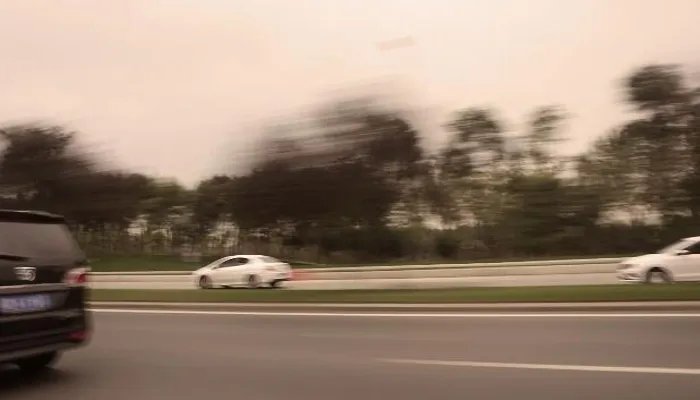 高速公路上和斑马线类似的白色平行线是干嘛用的