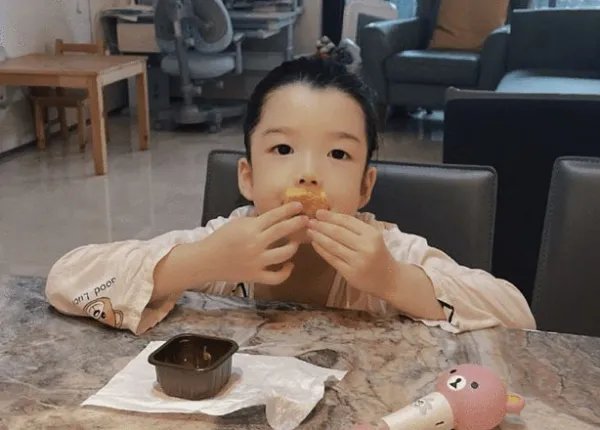 王栎鑫离婚后晒娃，调侃儿女长相无区别，爸爸的基因有多强大？