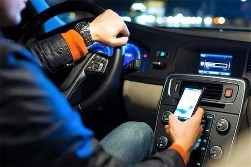 团雾造成高速28车连环相撞,开车遇到团雾应该怎么行驶?