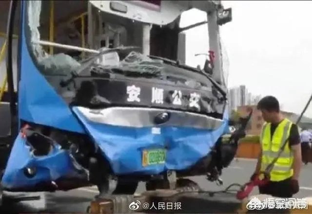 贵州安顺大巴车掉水库