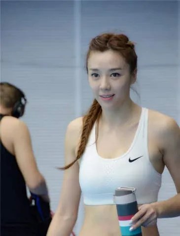 星跳水立方周韦彤意外走红 泳装脱落成热议