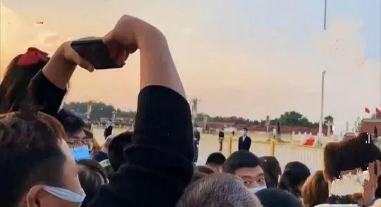 父亲人群中比心天安门站岗儿子,儿子看到这一幕什么心情?