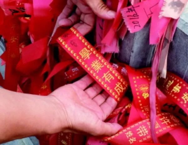 父母烧香拜佛、送饭到门,中国考生家长陪读有多拼?