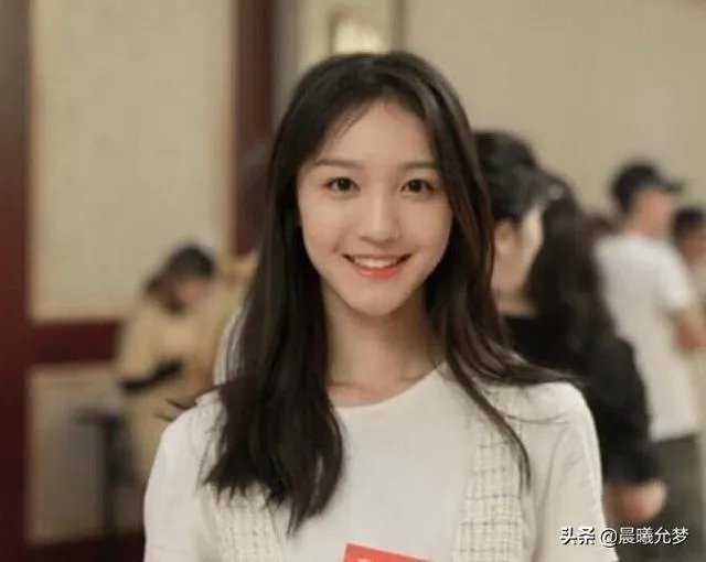 18线女星刘露大闹高铁站，大家怎么看？