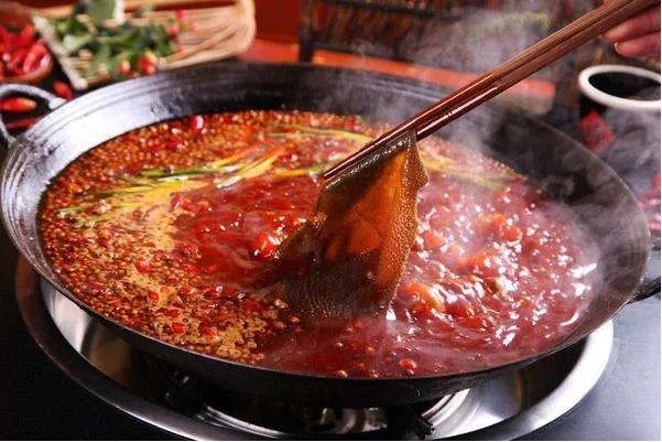 孩子向火锅里加棉花糖迎接爷爷，她这么做的原因是什么？