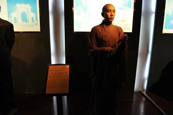 苏曼殊是何许人?为何自封“糖僧”?