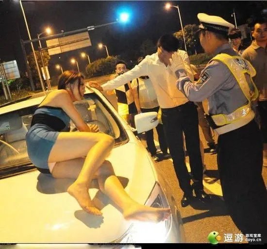 爆乳海归女酒后“调戏”交警 裸露躺车前盖露底