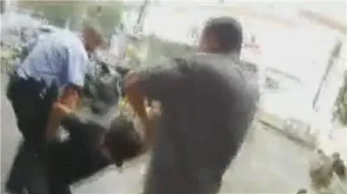 小偷打游戏时被抓 求饶称挂机会被举报