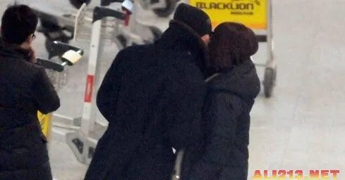 张亮热吻娇妻女网友“心碎了”盘点全球男神