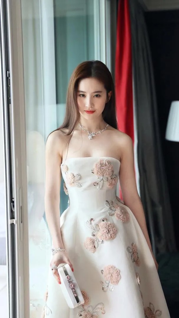 宝鸡一大学生单身21年终脱单，室友拉横幅游校一圈来庆祝，这事你怎么看？