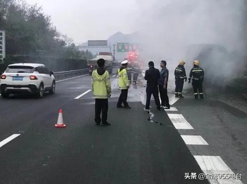2600件老干妈高速上被烧,现场到底发生了什么?