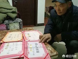 如何看待:四川广元七旬老父替女还钱,训诫子孙堂堂正正做人?