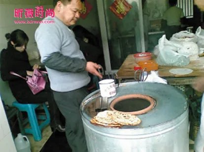 卖烧饼一天能挣多少钱：揭秘杭州烧饼哥的惊人数字