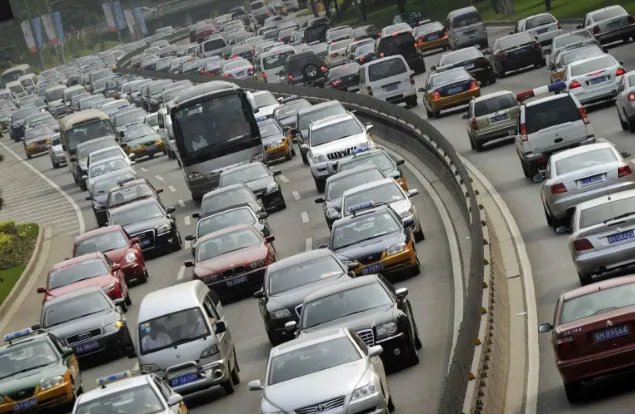 货车侧翻一家三口被埋身亡，这场意外是怎么发生的？