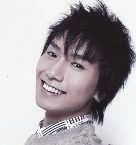 陈柏宇纹身图片曝光 不停跟女友秀爱