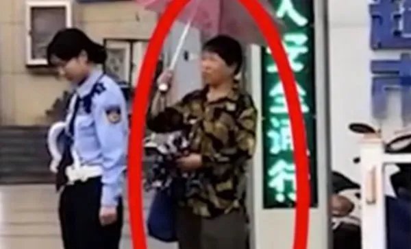 温州大妈为雨中默哀女交警撑伞,网友如何评价此事的?