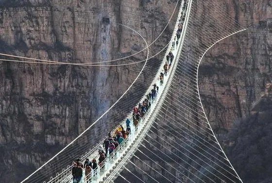 辽宁虎谷峡玻璃栈道发生事故，引发事故的原因是什么？