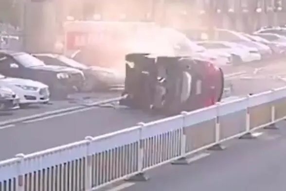 情侣酒驾翻车被救出后牵手离开,此种行为说明了什么?