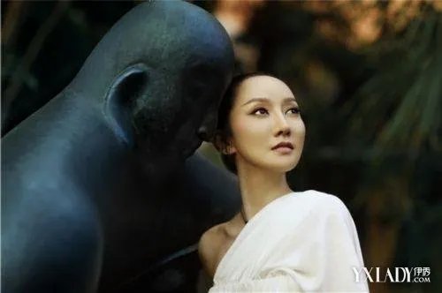 萨顶顶假唱话筒拿反太尴尬萨顶顶老公个人资料