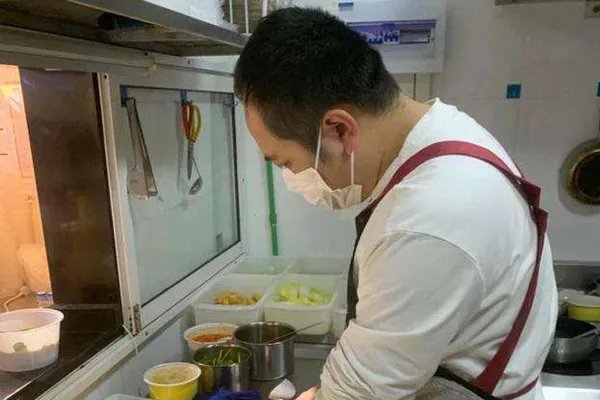 如何看待网络公司老板开饭馆给员工发工资一事？